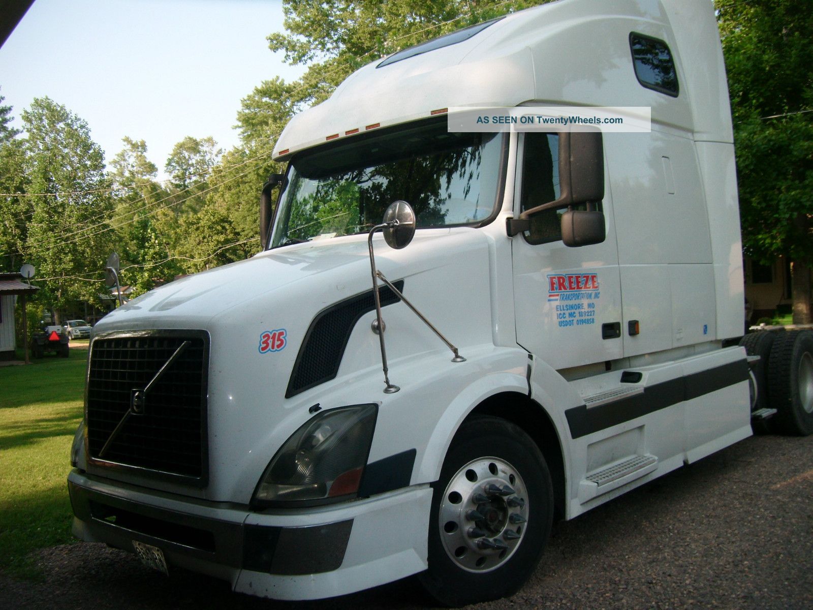 2005 Volvo 670 Sleeper Semi Trucks photo