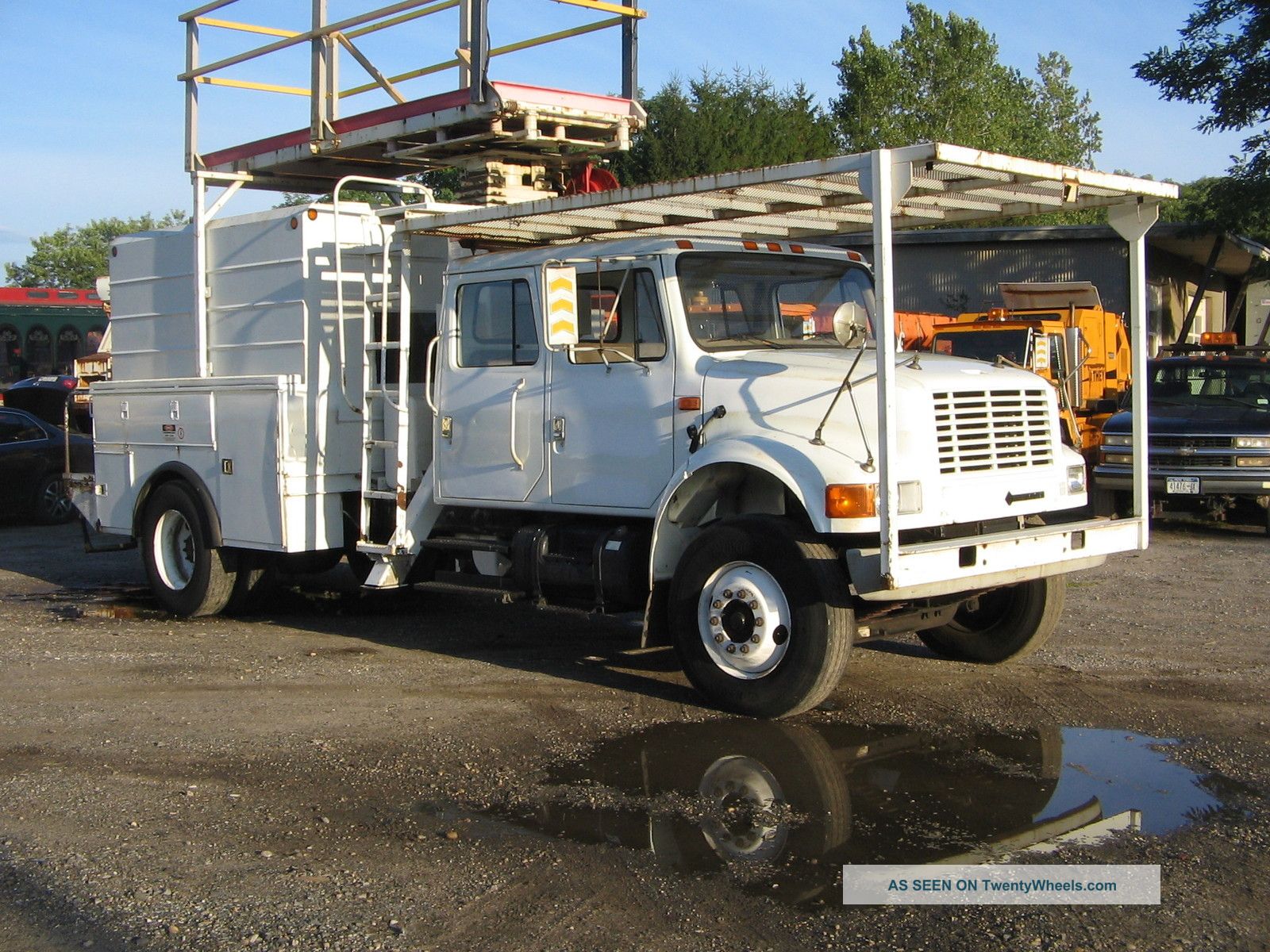 2001 International 4700 - T444e Bucket / Boom Trucks photo