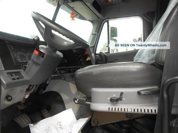 2004 Freightliner Columbia Daycab Semi Trucks photo