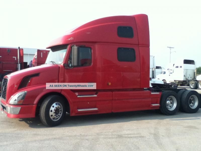 2007 Volvo 780 Sleeper Semi Trucks photo