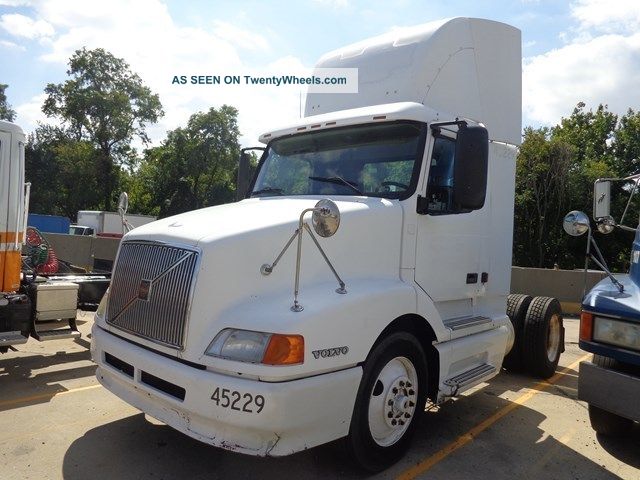 1999 Volvo Vnl42t Daycab Daycab Semi Trucks photo