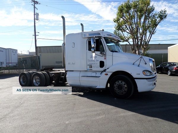 2006 Freightliner Columbia Mid Roof Sleeper Semi Trucks photo