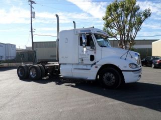 2006 Freightliner Columbia Mid Roof photo