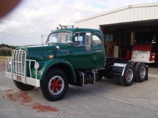 1967 International 220 Semi Truck photo