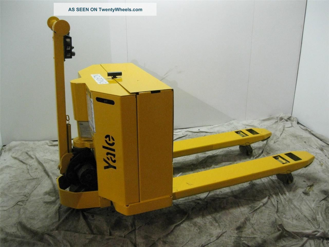 Yale 4000 Lb. Electric Pallet Jack 24 Volt With Charger And Batteries