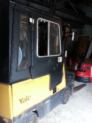 Yale Electric Forklift W/charger photo