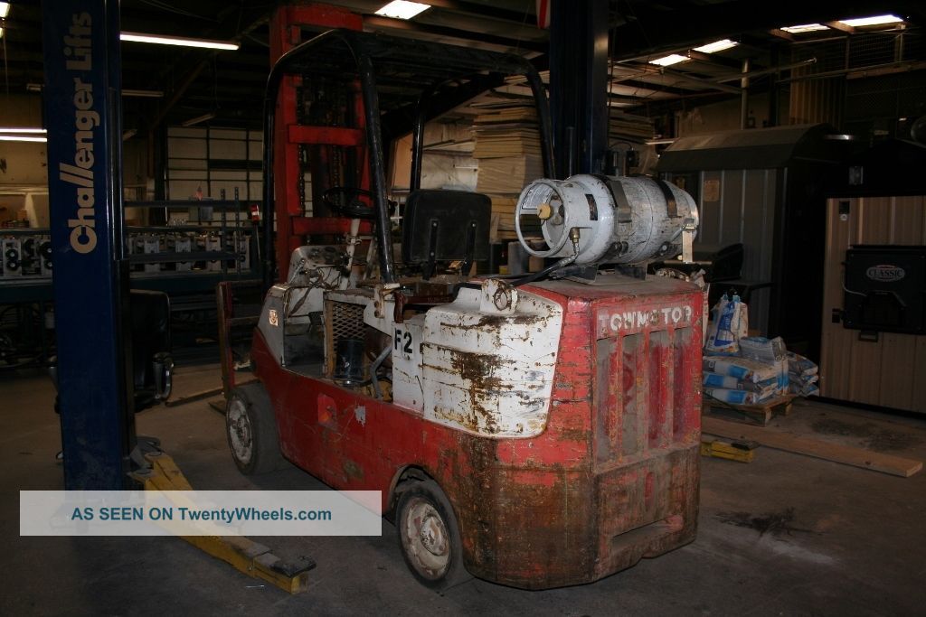 Towmotor Warehouse Forklift 10,  000 Capacity Forklifts photo