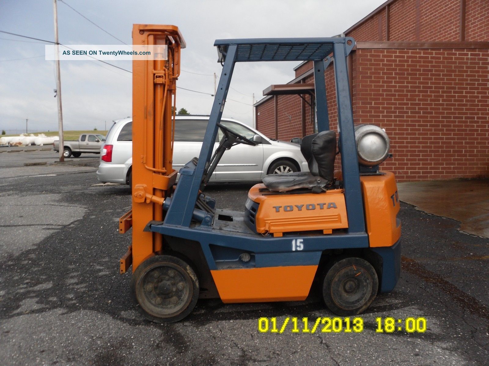 Toyota Forklift 5000lbs,  Triple Mast,  Propane,  Runs Unit 15 Forklifts photo