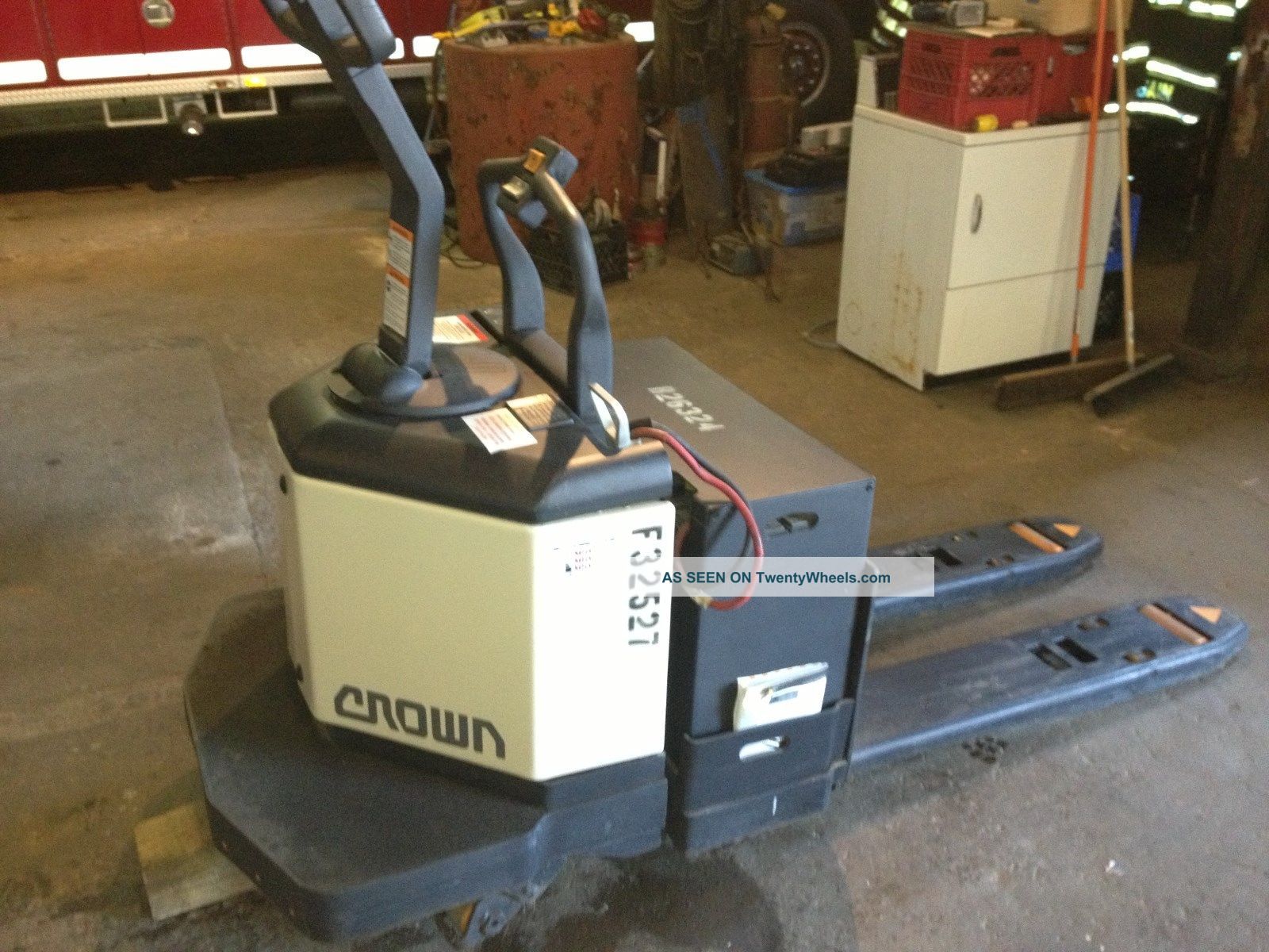 Crown Pe 3000 Series Electric Pallet Jack Forklifts photo