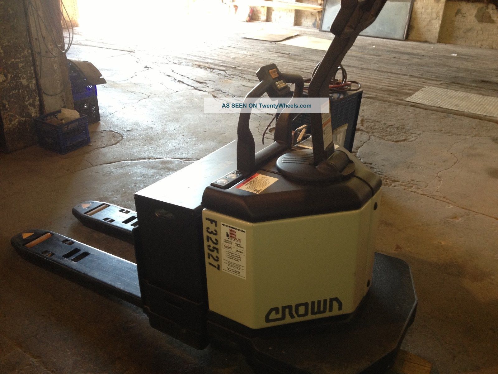 Crown Pe 3000 Series Electric Pallet Jack