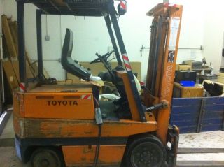 Toyota,  Electric Fork Lift With Depth Charger,  Model:2fbca25,  Very Low Hrs.  1206 photo