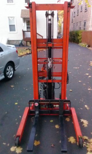 Electric Forklift photo