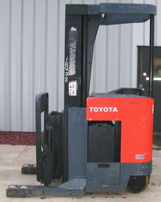 Toyota Model 6bru23 (2000) 4500lbs Capacity Reach Electric Forklift photo