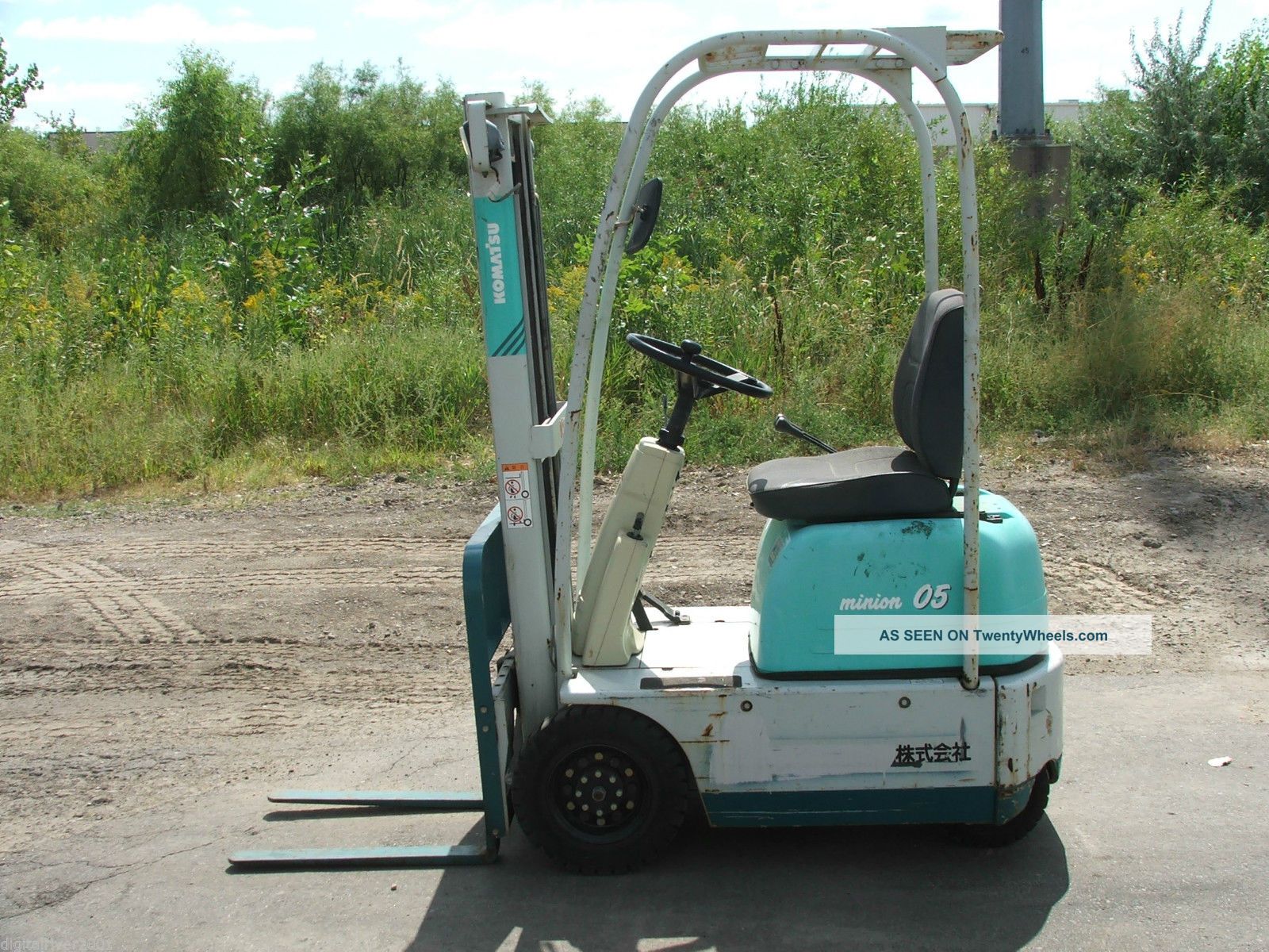 Komatsu Ultra Compact 1000lb Pneumatic Tire Forklift Forklifts photo