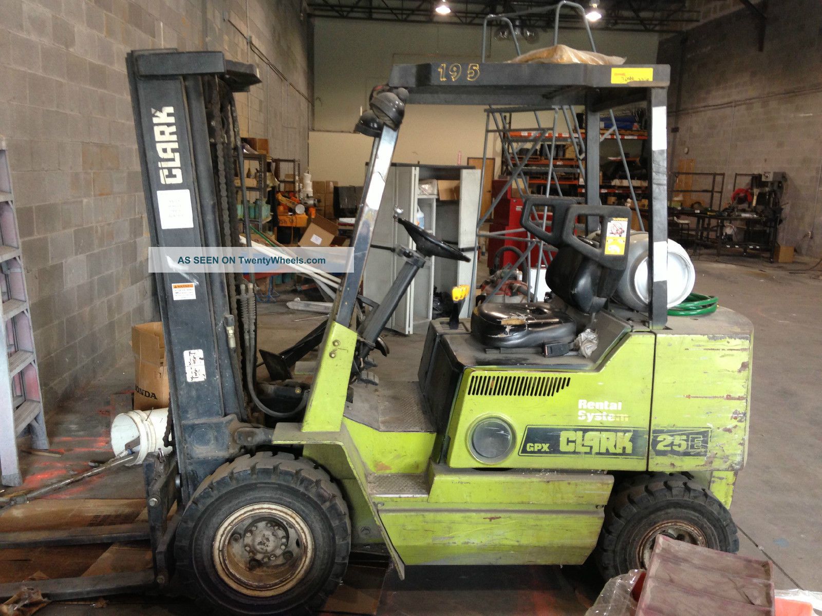 Clark Gpx25e Forklift,  Lp Gas,  Pneumatic Tires Forklifts photo
