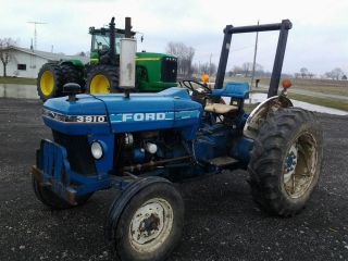 Tractor Ford 3910 Utility photo