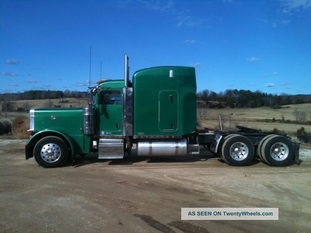 2005 Peterbilt 379 - 127 Sleeper Semi Trucks photo