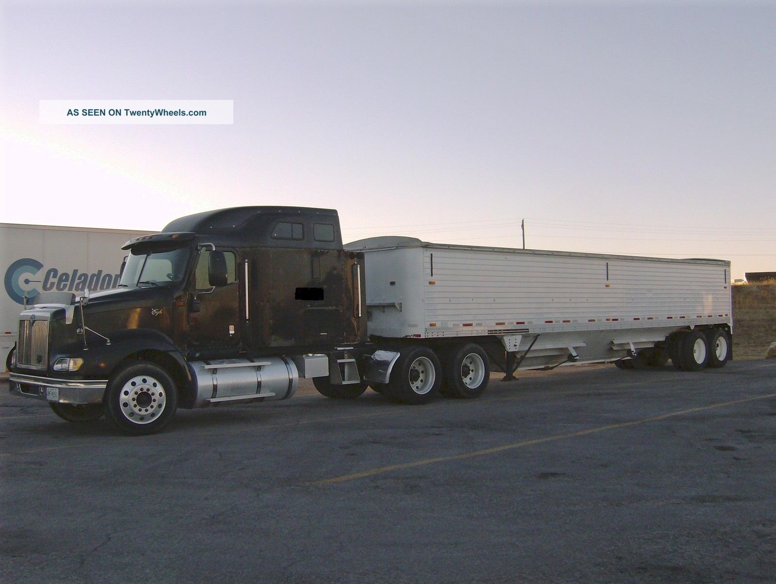 2001 International 9400i Eagle Sleeper Semi Trucks photo