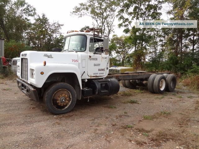 1987 Mack R Daycab Semi Trucks photo
