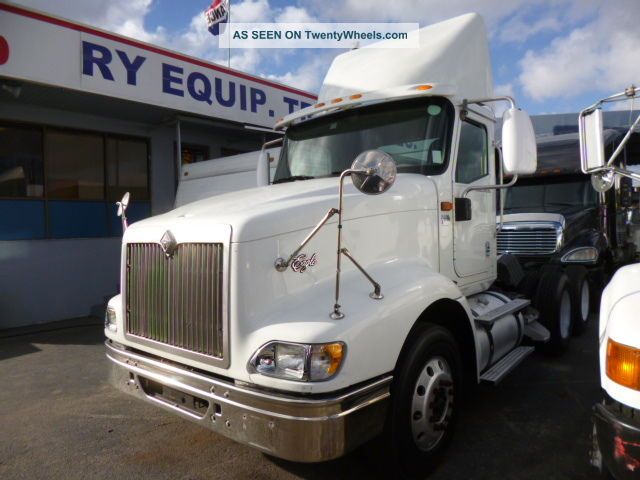 2005 International 9400i Daycab Semi Trucks photo