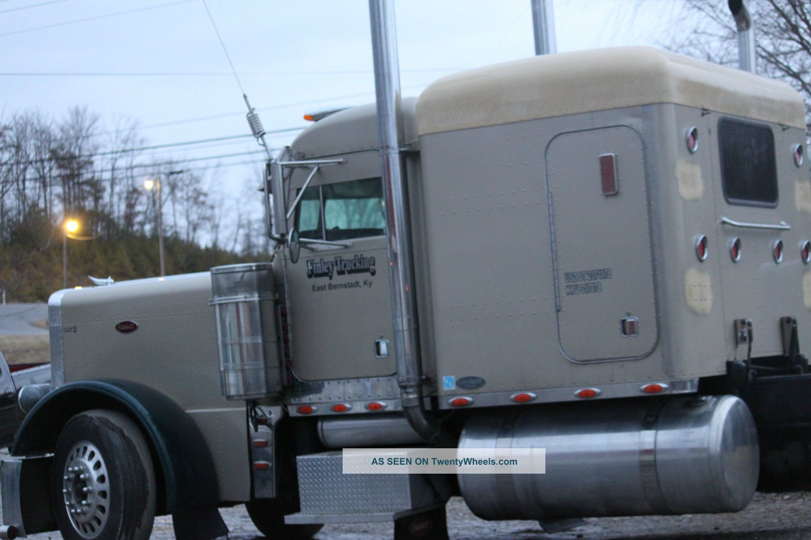 2001 Peterbilt 379 Sleeper Semi Trucks photo