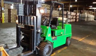 Hyster Forklift 12.  000 Pounds Capacity photo