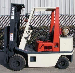 Nissan Model Aph02a25v (1987) 5000lbs Capacity Lpg Pneumatic Tire Forklift photo