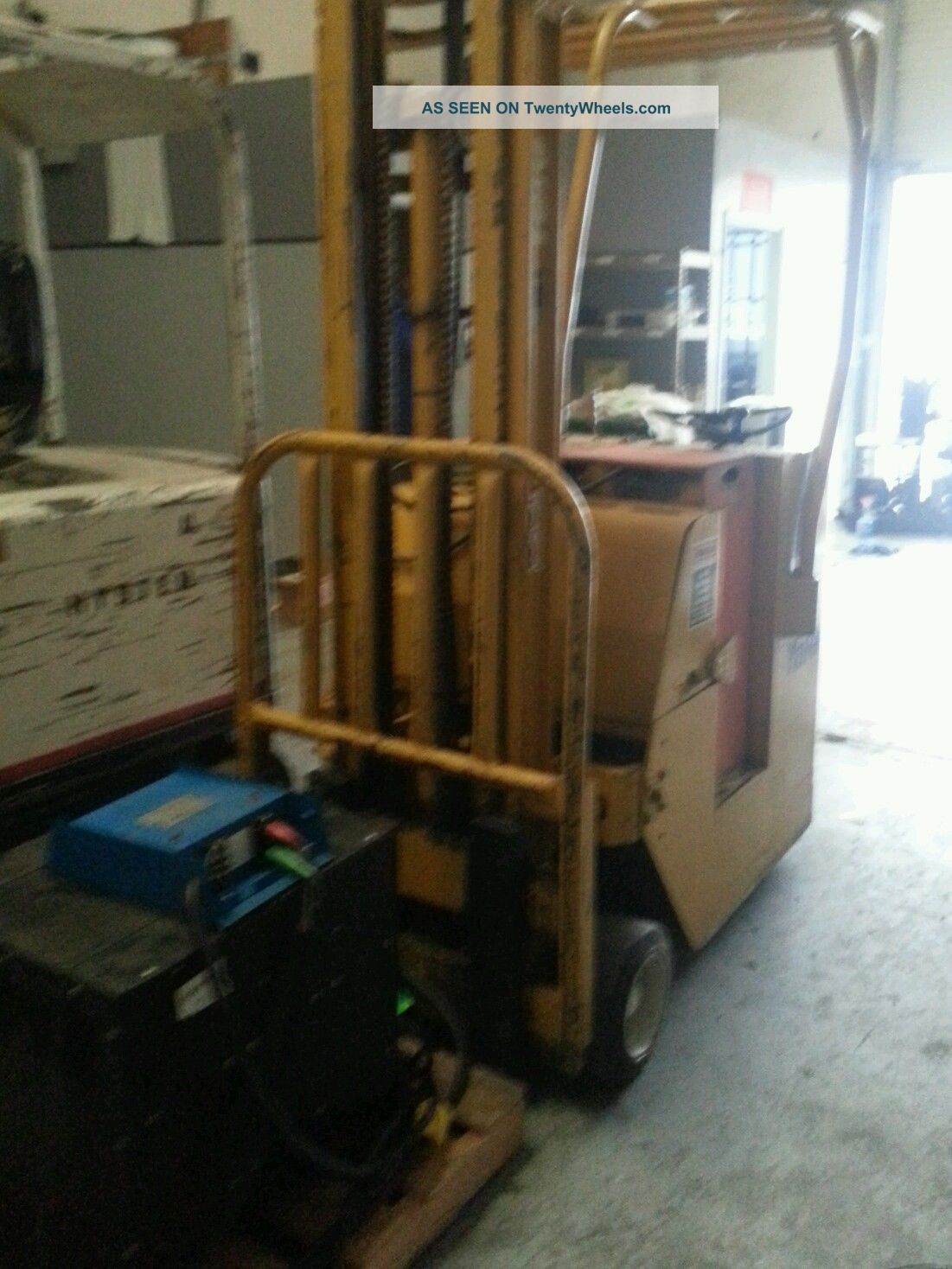 Yale 3000 Lb Stand Up Electric Forklift With Single Phase Charge