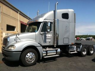 2005 Freightliner Columbia 120 photo