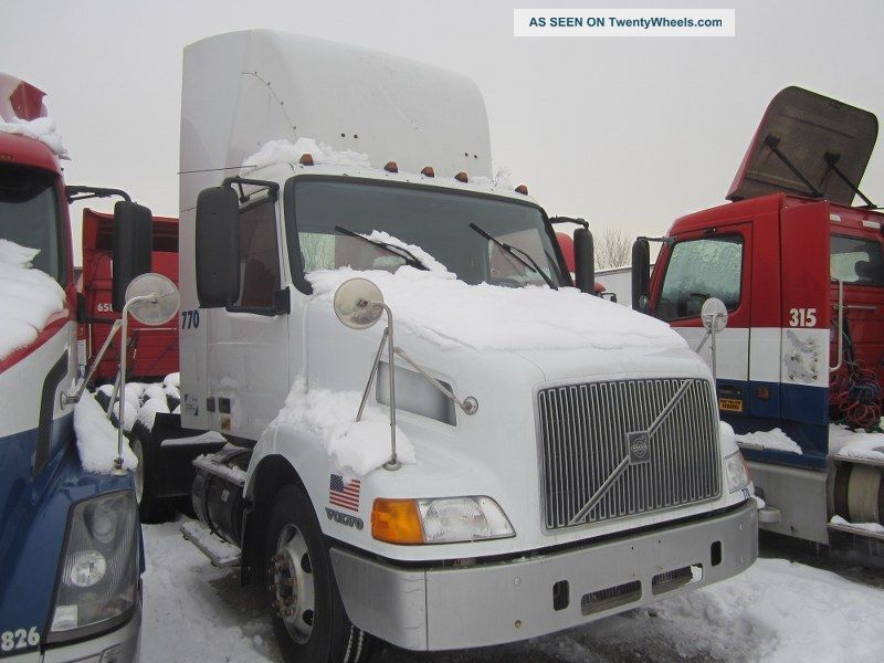 1999 Volvo Vnm 64 T Sleeper Semi Trucks photo