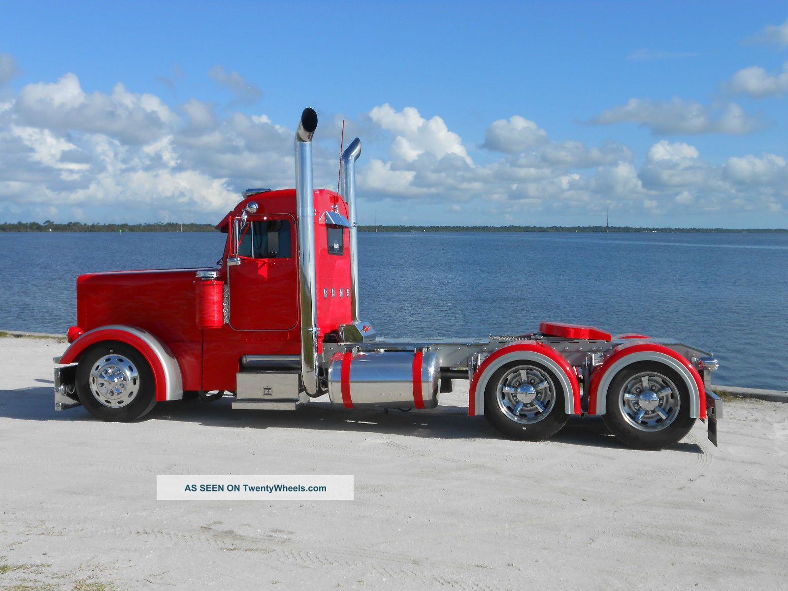 2000 Peterbilt 379 Daycab Semi Trucks photo