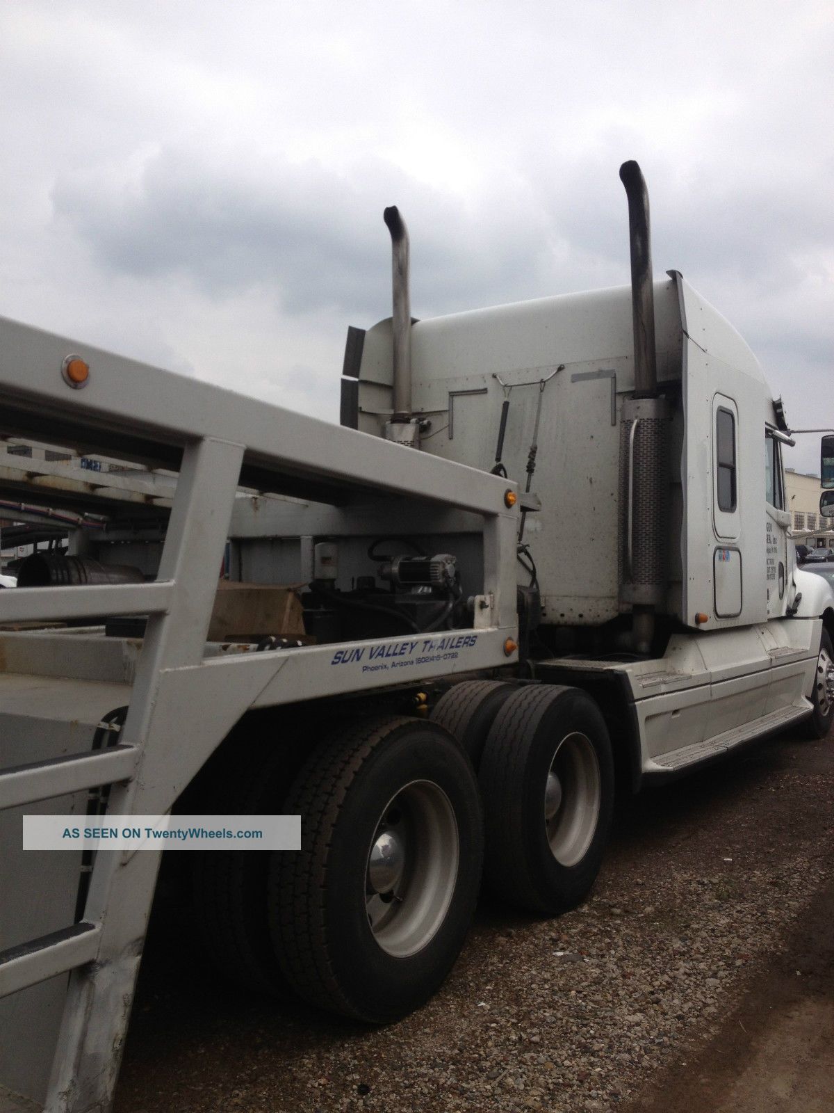 2005 Freightliner Columbia 120 Sleeper Semi Trucks photo