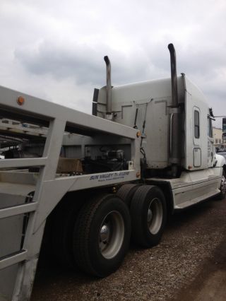 2005 Freightliner Columbia 120 photo