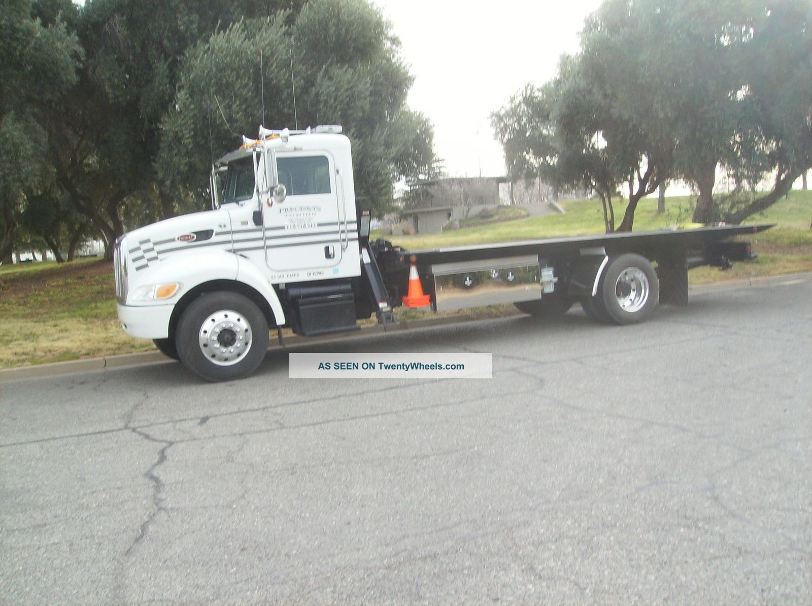 2006 Peterbilt 335 Flatbeds & Rollbacks photo