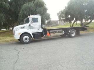 2006 Peterbilt 335 photo