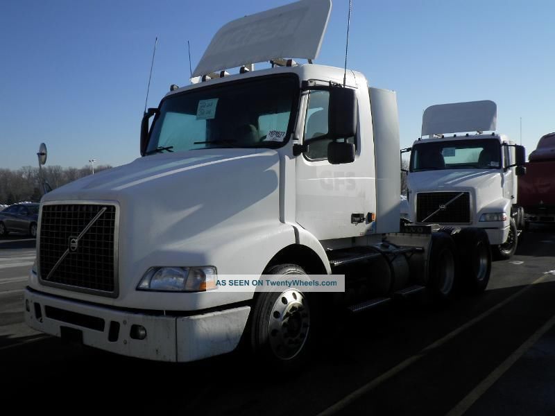 2004 Volvo Vnl42t Daycab Truck Daycab Semi Trucks photo