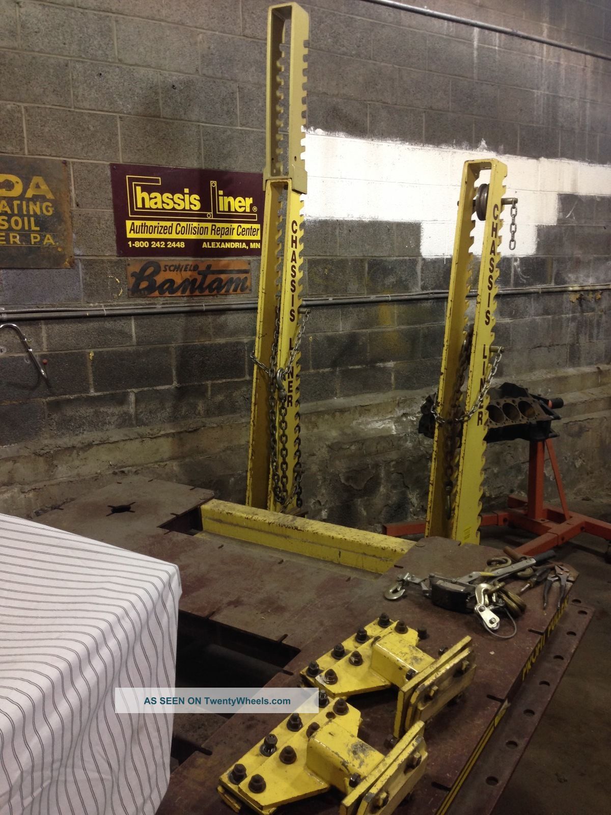 18 ' Chassis Liner Frame Machine With Two 5 Ton Towers