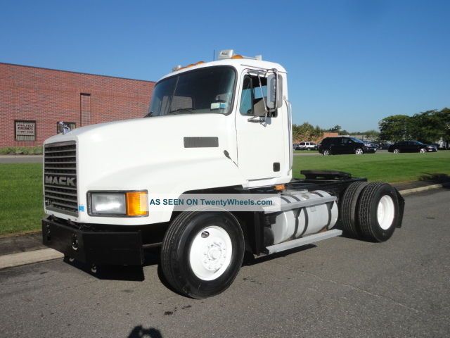 2003 Mack Ch612 Daycab Semi Trucks photo