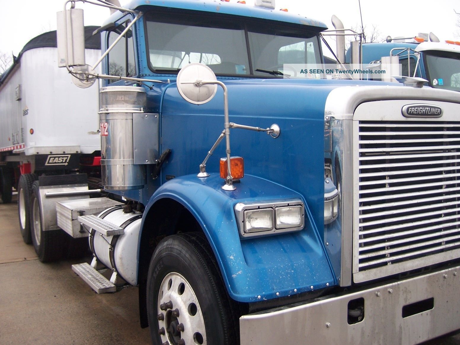 2006 Freightliner Daycab Semi Trucks photo
