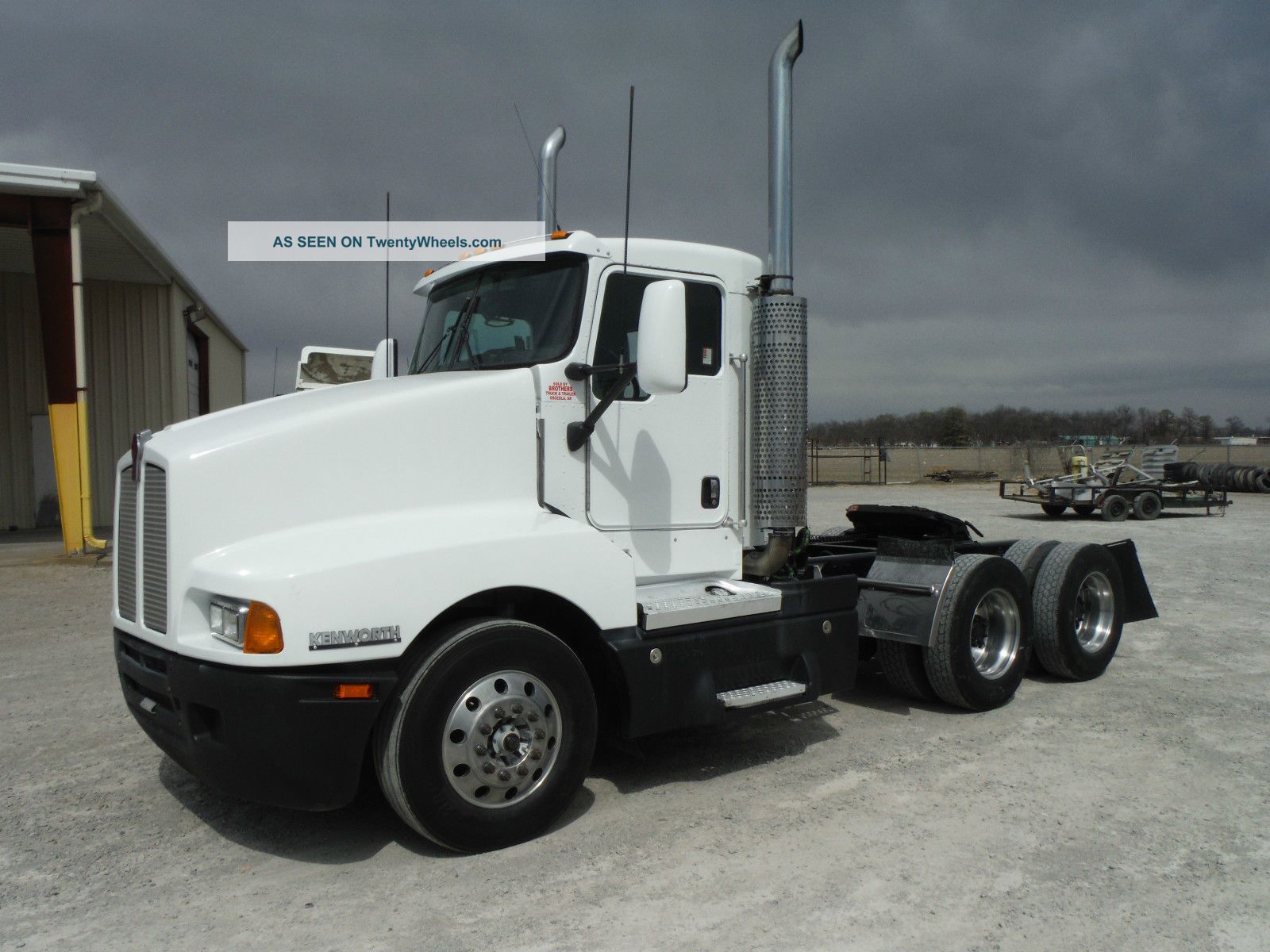 2004 Kenworth T - 600 Daycab Semi Trucks photo