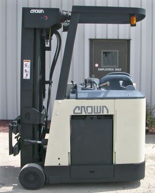 Crown Model Rc3020 - 40 (2004) 4000lbs Capacity Docker Electric Forklift photo