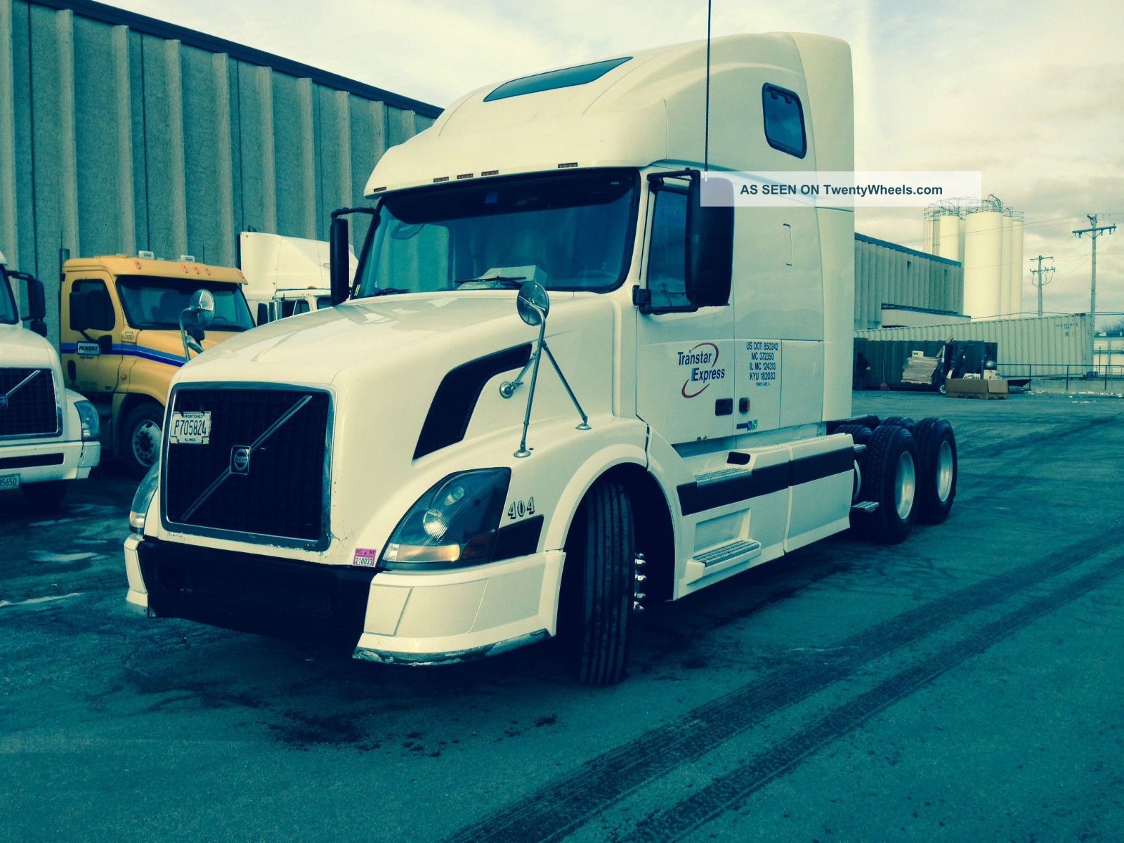 2006 Volvo 670 Sleeper Semi Trucks photo