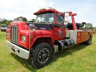 1996 Mack Rd690t Heavy Duty Wrecker Tow Truck photo