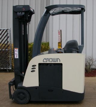 Crown Model Rc5540 - 40 (2008) 4000lbs Capacity Docker Electric Forklift photo