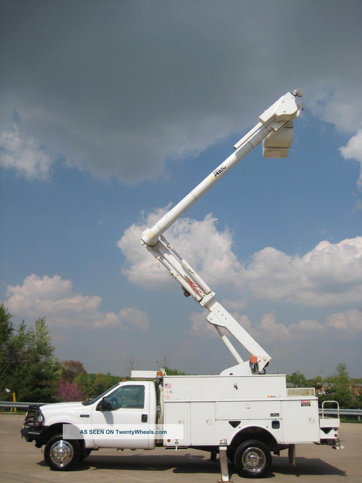 2003 Ford F - 550 4x4 Bucket / Boom Trucks photo