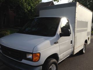 2005 Ford E - 350 photo