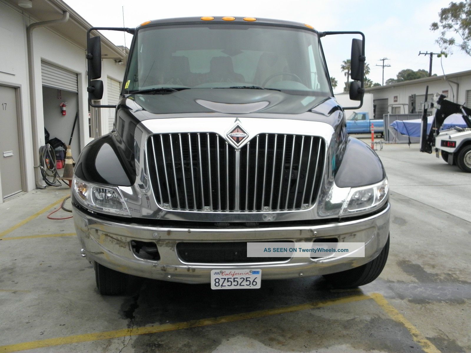 2002 International 4300 Wreckers photo