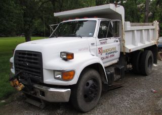 1999 Ford F800 photo