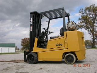 Yale Triple Stage 5000lb Forklift photo