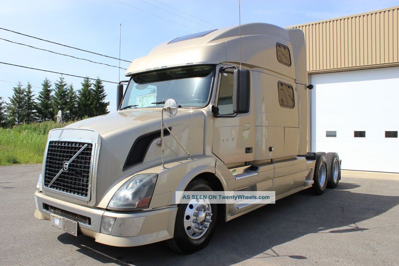 2009 Volvo Vnl780 Daycab Semi Trucks photo